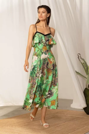 Летнее платье с драпировкой на тонких бретелях