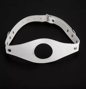 Белый кляп с отверстием