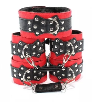 Набор красно-черных фиксаторов с меховым подкладом