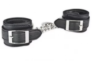 Черные наручники на цепи