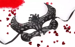 Черная ажурная текстильная маска 