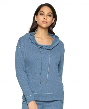 Уютная кофта с широким воротом на шнурке