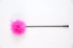 Щекоталка с розовым пушком на кончике
