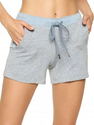 Легкие и удобные шорты из вискозного махрового полотна в полоску